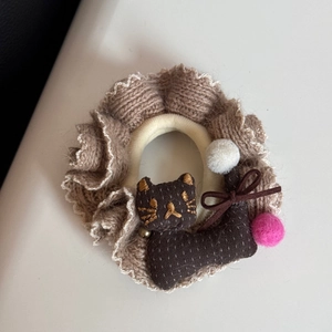 Gestricktes braunes Haargummi mit Katzenanhänger, goldener Glocke und weichen Pompons