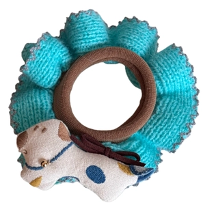 Handgemachtes Häkel-Scrunchie mit süßem Hund-Anhänger und blaugrüner Spitze für Haare