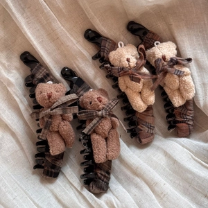 Set di 4 mollette a banana con tessuto a quadri e orsetti di peluche da donna