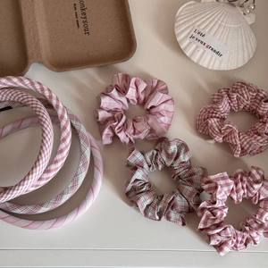 Süßes Haarschmuck-Set mit rosa und grauen Karo-Stoff-Haargummis und breiten Stirnbändern