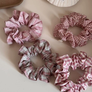 Set aus vier pastellrosa Stoff-Haargummis mit Karo- und Streifenmustern für Damen