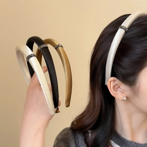 Serre-Tête Rembourré en Satin Perlé Élégant pour Femmes Boucle en Métal Strass Accessoires Cheveux Faits à la Main