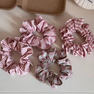 Set aus 4 rosa Haargummis aus Stoff mit Karomuster und Streifen für Damenfrisuren