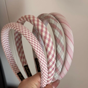 Set mit vier süßen gepolsterten Haarreifen aus Stoff mit eleganten Karomustern für Damen