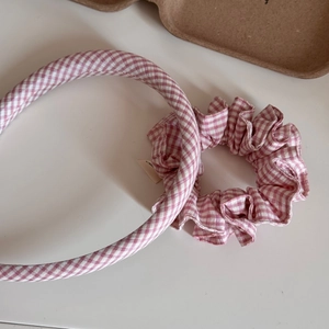 Detailansicht von Haarreif und Haargummi-Set mit rosa Karomuster aus Stoff