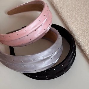 Détails de serre-têtes rembourrés avec strass en satin rose, gris argent et noir classique