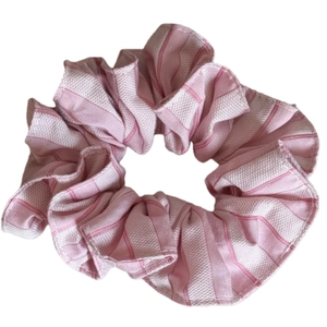 Haargummi aus Stoff mit rosa Streifen und weicher Textur für Damenfrisuren