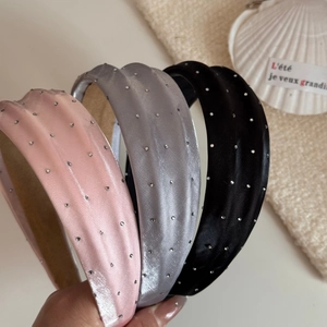 Détail de serre-têtes rembourrés en satin rose, gris et noir avec strass scintillants