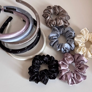 Blumen-Haarband und Scrunchie-Set aus Satin mit hohem Scheitel in eleganten Farben