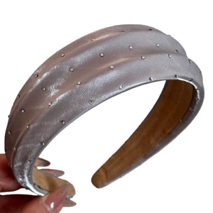 Serre-tête rembourré en satin gris argenté avec strass pour coiffure à couronne haute
