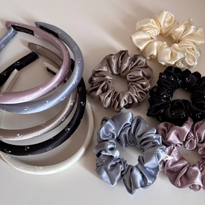 Blumiges Satin-Haarreif-Set mit passendem Haargummi in verschiedenen Farben