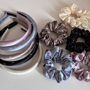 Set aus geblümten Satin-Haarreifen und passenden Haargummis in eleganten Farben