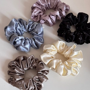 Detailset aus fünf floralen Satin-Haargummis in Lila, Blau, Schwarz, Creme und Braun