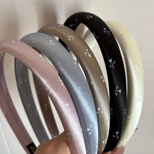 Fünf florale Satin-Schwamm-Haarreifen in Rosa Grau Braun Schwarz und Beige Ansicht