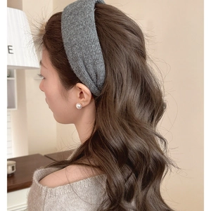 Detailed knit texture of wide grey headband showing thick weave and non-slip style