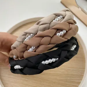 Serre-têtes tressés avec perles en beige, marron et noir pour un look élégant à couronne haute