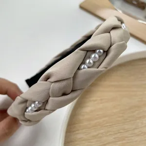 Serre-tête tressé en soie beige avec perles blanches et design torsadé pour femmes