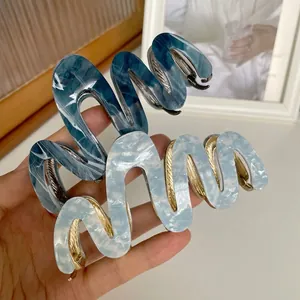 Elegante haarklemmen van celluloseacetaat met blauw marmerpatroon en metalen veren