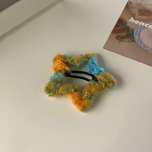 Clip de pelo estrella de felpa tie-dye con textura tejida amarilla, naranja y azul