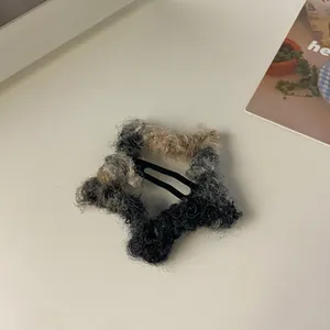 Detalle de la pinza para el pelo con forma de estrella y suave textura de felpa tie-dye