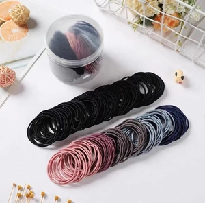 Détail d'élastiques à cheveux multicolores sans couture dans un bocal de rangement