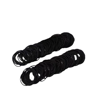 Lot d'élastiques à cheveux noirs minimalistes pour femmes sur fond blanc épuré
