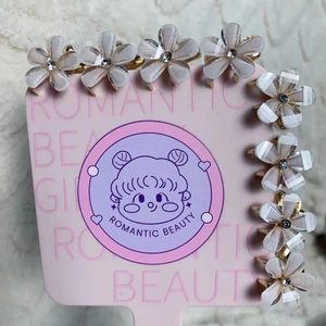 Vue détaillée de petites pinces à cheveux fleur blanche avec paillettes et cristal