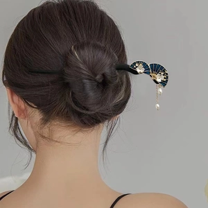 Pic à cheveux rétro en bois avec éventails bleus, fleurs blanches et glands en perles