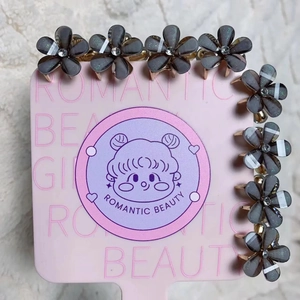 Lot de 8 mini pinces à cheveux fleurs grises avec cristal sur carte rose