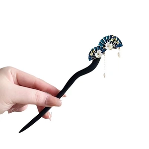 Pic à cheveux chinois en bois avec éventails bleus, fleurs de nacre et glands de perles