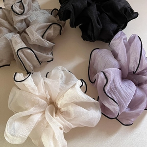 Lot de quatre chouchous élégants en organza en argent, noir, crème et lilas pour cheveux