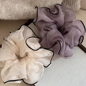 Chouchous élégants en organza blanc crème et lavande avec bordure noire délicate