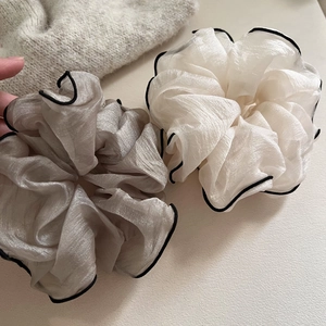Grands chouchous élégants en organza champagne et crème avec bords contrastés noirs