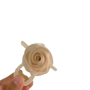 Pince à cheveux élégante en organza rose champagne pour coiffures sophistiquées