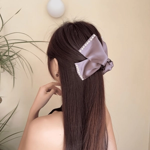 Pince à cheveux nœud en satin violet avec perles blanches pour coiffures élégantes