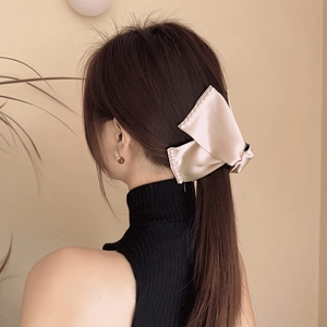 Pince à cheveux élégante en satin champagne avec nœud et perles au style vintage