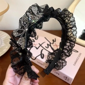 Eleganter schwarzer Spitzen-Haarreif mit glitzernden Pailletten und Strass-Schmetterling