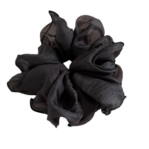 Chouchou élégant en mousseline noire surdimensionné avec des couches douces et plissées