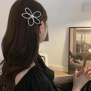 Korean Style Artificial Pearl Flower Hair Clip Elegant Handmade Faux Artificial Pearl Duckbill Side Bangs Clip For Women Daily Accessories