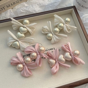 Barrettes à cheveux élégantes avec nœuds en tissu, perles et cœurs en rose et blanc