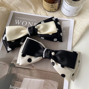 Detailansicht eleganter französischer Haarklammern mit Punkten, Perlen und Satin