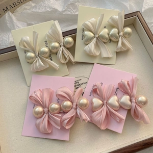 Set de barrettes à nœuds en tissu avec perles et cœurs en crème et rose doux