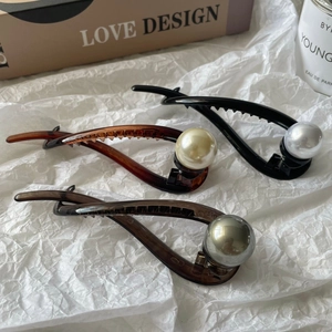 Vintage Artificial Pearl Banana Hair Clip Resin Twisted Hair Claw Elegant French Style Hair Accessories For Women Daily Headwear