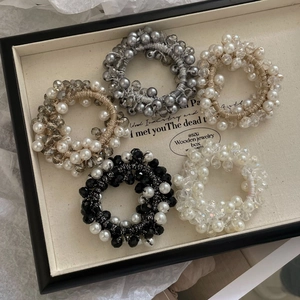 Lot de 5 chouchous élégants avec perles et cristaux présentés dans un plateau en bois