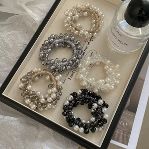 Lot de 5 chouchous perlés avec perles d'imitation et cristaux sur un plateau élégant
