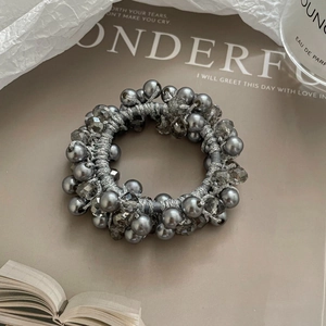 Détail de l'élastique à perles de luxe avec perles grises et cristaux sur fond élégant