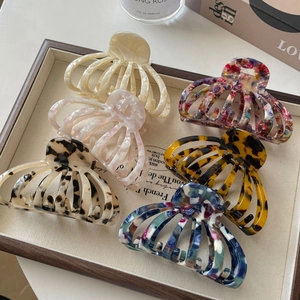 Détail de pinces à cheveux en acétate aux motifs de tortue et de marbre variés