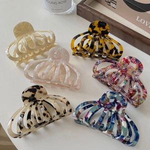 Assortiment de grandes pinces à cheveux en acétate aux motifs élégants en forme de coquille