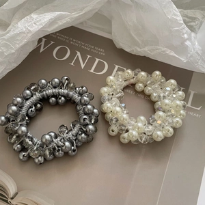 Détail de chouchous en perles et cristal gris argenté et crème avec perles élastiques