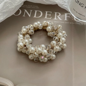 Gros plan d'un chouchou élégant en perles et cristaux sur un fond de magazine chic